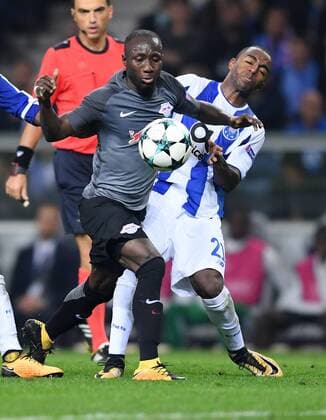 FUSSBALL CHAMPIONS LEAGUE SAISON 2017 2018 GRUPPENPHASE FC Porto - RB Leipzig 01.11.2017 Naby Deco Keita (li, RB Leipzig) gegen Ricardo (re, FC Porto) Porto