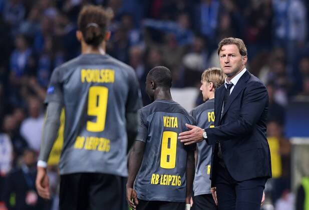 FUSSBALL CHAMPIONS LEAGUE SAISON 2017 2018 GRUPPENPHASE FC Porto - RB Leipzig 01.11.2017 Yussuf Poulsen, Naby Deco Keita, Trainer Ralph Hasenhuettl und Emil Forsberg (v.l., alle RB Leipzig) sind nach dem Abpfiff enttaeuscht Porto