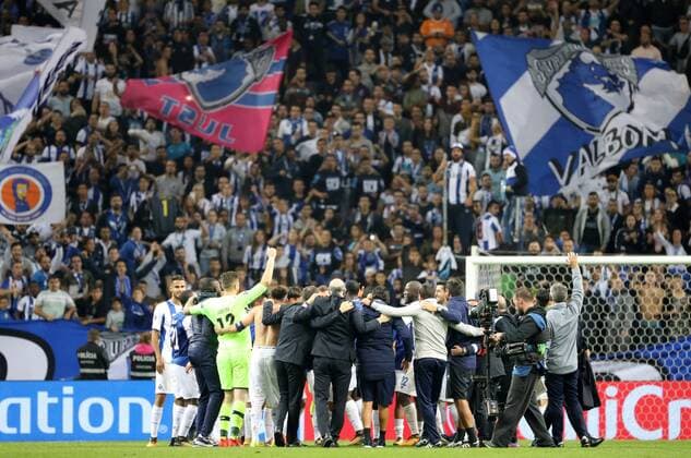 FC Porto - RB Leipzig Fussball Champions League Porto, 01.11.2017, Estadio do Dragao, Fussball, UEFA Champions League, Gruppe G, 4. Spieltag. , FC Porto vs. RB Leipzig 3:1 (1:0) , Im Bild: Mannschaft und Fans des FC Porto, Schlussjubel. ,