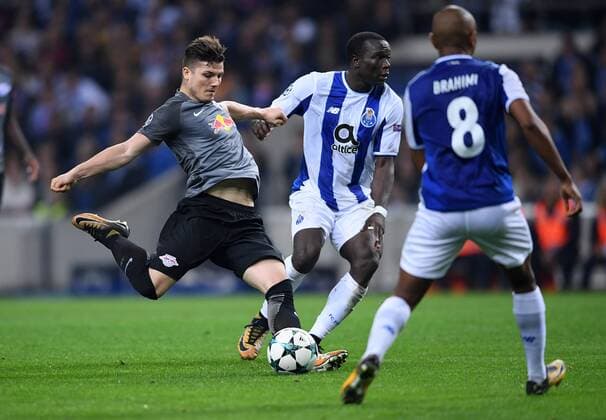 FUSSBALL CHAMPIONS LEAGUE SAISON 2017 2018 GRUPPENPHASE FC Porto - RB Leipzig 01.11.2017 Marcel Sabitzer (li, RB Leipzig) zieht ab Porto