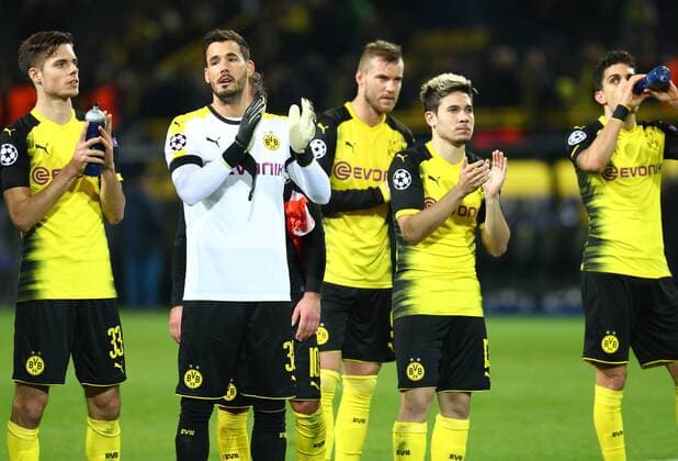Mittwoch 01.11.2017, Saison 2017 2018, UEFA Champions League, 4. Spieltag im Dortmunder Signal Iduna Park, BVB 09 Borussia Dortmund - Apoel Nikosia, Enttäuschung bei den Dortmunder Spielern nach Abpfiff: Julian Weigl (BVB), Roman Bürki (Torwart, BVB), Andrey Yarmolenko (BVB), Raphael Guerreiro (BVB) und Marc Bartra Aregall (BVB), v.l.