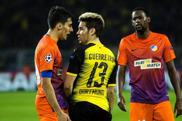 GER, UEFA CL, Borussia Dortmund (GER) vs Apoel Nikosia (CYP) 01.11.2017, Signal Iduna Park, Dortmund, GER, UEFA CL, Borussia Dortmund (GER) vs Apoel Nikosia (CYP), im Bild picture shows Raphael Guerreiro (Borussia Dortmund 13) mit Praxitelis Vouros (Apoel Nikosia 29) im Verbalduell,