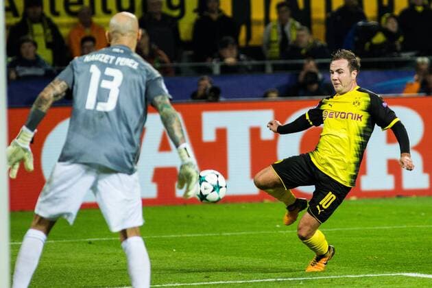 GER, UEFA CL, Borussia Dortmund (GER) vs Apoel Nikosia (CYP) 01.11.2017, Signal Iduna Park, Dortmund, GER, UEFA CL, Borussia Dortmund (GER) vs Apoel Nikosia (CYP), im Bild picture shows Torschuss durch Mario Goetze (Borussia Dortmund 10),