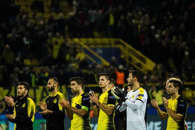 GER, UEFA CL, Borussia Dortmund (GER) vs Apoel Nikosia (CYP) 01.11.2017, Signal Iduna Park, Dortmund, GER, UEFA CL, Borussia Dortmund (GER) vs Apoel Nikosia (CYP), im Bild picture shows die Spieler des BVB bedanken sich nach dem Schlusspfiff bei den Fans,