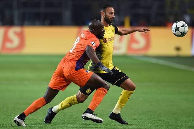 Fußball Champions League Gruppenphase Borussia Dortmund - APOEL Nikosia am 01.11.2017 im Signal Iduna Park in Dortmund Mickael Pote ( Nikosia ), vorne - Ömer Toprak ( Dortmund ), hinten
