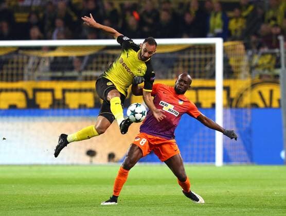 Mittwoch 01.11.2017, Saison 2017 2018, UEFA Champions League, 4. Spieltag im Dortmunder Signal Iduna Park, BVB 09 Borussia Dortmund - Apoel Nikosia, Oemer Toprak (BVB) gegen Mickael Pote, v.l.