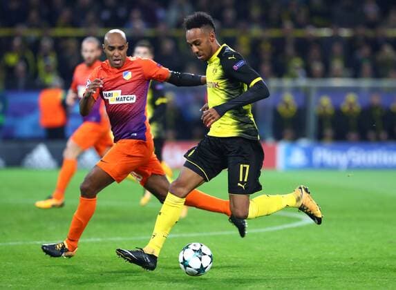 Mittwoch 01.11.2017, Saison 2017 2018, UEFA Champions League, 4. Spieltag im Dortmunder Signal Iduna Park, BVB 09 Borussia Dortmund - Apoel Nikosia, Carlao, Carlos Roberto da Cruz Junior (Apoel) gegen Pierre-Emerick Aubameyang (BVB), v.l.