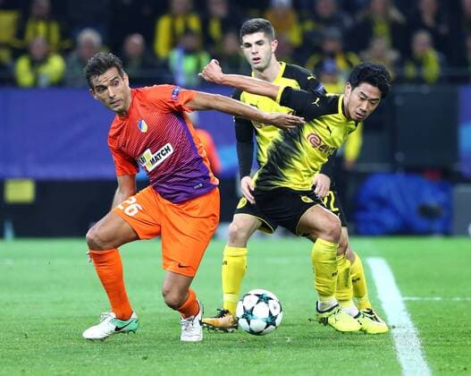 Mittwoch 01.11.2017, Saison 2017 2018, UEFA Champions League, 4. Spieltag im Dortmunder Signal Iduna Park, BVB 09 Borussia Dortmund - Apoel Nikosia, Nuno Miguel Barbosa Morais (Apoel) gegen Christian Pulisic (BVB) und Shinji Kagawa (BVB), v.l.