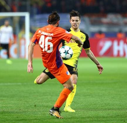 Mittwoch 01.11.2017, Saison 2017 2018, UEFA Champions League, 4. Spieltag im Dortmunder Signal Iduna Park, BVB 09 Borussia Dortmund - Apoel Nikosia, Stathis Aloneftis (Apoel) gegen Julian Weigl (BVB), v.l.