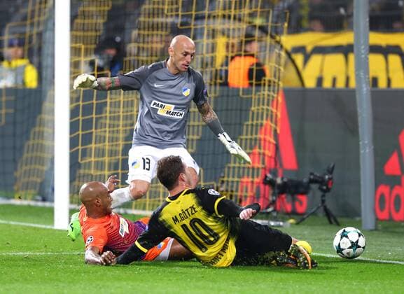 Mittwoch 01.11.2017, Saison 2017 2018, UEFA Champions League, 4. Spieltag im Dortmunder Signal Iduna Park, BVB 09 Borussia Dortmund - Apoel Nikosia, Carlao, Carlos Roberto da Cruz Junior (Apoel) und Nauzet Perez (Torwart, Apoel) gegen Mario Goetze (BVB), v.l.