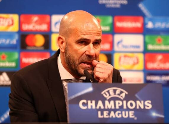 Mittwoch 01.11.2017, Saison 2017 2018, UEFA Champions League, 4. Spieltag im Dortmunder Signal Iduna Park, BVB 09 Borussia Dortmund - Apoel Nikosia, Peter Bosz (Trainer, BVB) auf der anschliessenden Pressekonferenz kratzt sich am Bart