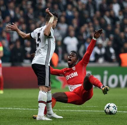 (171102) -- ISTANBUL, Nov. 2, 2017 -- Pepe (L) of Besiktas vies with Keita Balde of Monaco during their UEFA Championships League Group G match in Istanbul, Turkey, on Nov. 1, 2017. The match ended with a 1-1 draw. ) (SP)TURKEY-ISTANBUL-SOCCER-UEFA CHAMPIONS LEAGUE-BESIKTAS VS MONACO HexCanling 