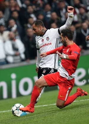 (171102) -- ISTANBUL, Nov. 2, 2017 -- Ricardo Quaresma (Back) of Besiktas shoots during the UEFA Championships League Group G match between Turkey s Besiktas and France s Monaco in Istanbul, Turkey, on Nov. 1, 2017. The match ended with a 1-1 draw. ) (SP)TURKEY-ISTANBUL-SOCCER-UEFA CHAMPIONS LEAGUE-BESIKTAS VS MONACO HexCanling 
