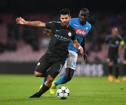 (171102)-- NAPLES, Nov. 2, 2017 -- Manchester City s Sergio Aguero (L) breaks through during a UEFA Champions League group F soccer match between Napoli and Manchester City in Naples, Italy, Nov. 1, 2017. Manchester City won 4-2. ) (SP)ITALY-NAPLES-CHAMPIONS LEAGUE-MANCHESTER CITY-NAPOLI AlbertoxLingria 