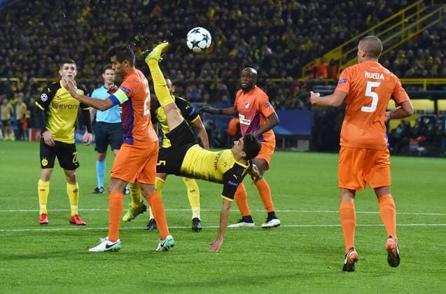 01.11.2017, Fussball Champions League, Saison 2017 2018, Vorrunde, 4. Spieltag, Borussia Dortmund - APOEL Nikosia 1:1, Fallrueckzieher von Marc Bartra (Borussia Dortmund), mi.