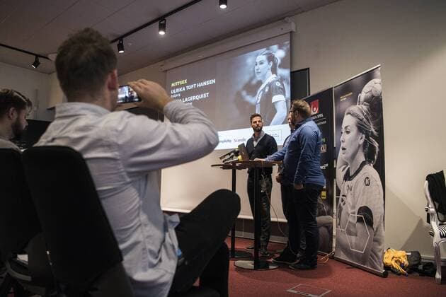 171102 Förbundskapten Henrik Signell och assisterande förbundskapten Jan Ekman presenterar damernas VM-trupp under en presskonferens inför handbolls-VM anordnad av Svenska Handbollsförbundetden 2 novVMber 2017 i Stockholm.  Copyright: JOHANNAxLUNDBERG BB171102JL002