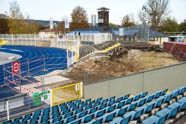 Blick auf die Bauarbeiten im Ernst Abbe Sportfeld Jena. Der Heimspielstätte von FC Carl Zeiss Jena. Bauerarbeiten für die neue Flutlichtanlage. Im Bild der abgetragene Block G. Ernst Abbe Sportfeld Jena