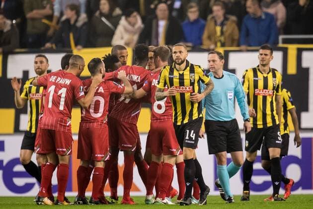 (L-R) Marvin Baudry of Zulte Waregem, Luc Castaignos of Vitesse 0-1 during the UEFA Europa League group K match between Vitesse Arnhem and sv Zulte Waregem at Gelredome on November 02, 2017 in Arnhem, The Netherlands UEFA Europa League 2017 2018 xVIxVIxImagesx xRonaldxBonestrooxIVx 9191865