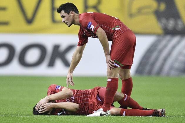 Essevee s Sandy Walsh lies injured on the ground during a soccer game between Dutch club SBV Vitesse and Belgian team SV Zulte Waregem, Thursday 02 November 2017 in Arnhem, The Netherlands, the fourth game of the group stage (Group K) of the UEFA Europa League competition. YORICKxJANSENS  x05193758x