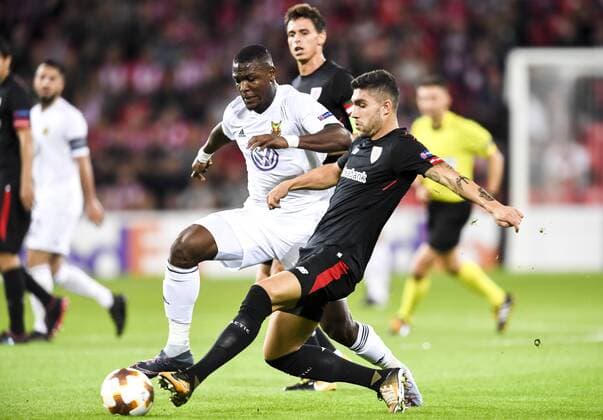 171102 Östersunds Salisu Abdullahi Gero och Athletic Bilbaos Unai Nunez under fotbollsmatchen i Europa League mellan Athletic Bilbao och Östersund den 2 november 2017 i Bilbao.  Copyright: CARLxSANDIN BB171102CS018