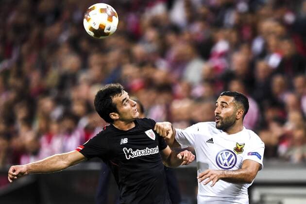 171102 Athletic Bilbaos Inigo Lekue och Östersunds Saman Ghoddos under fotbollsmatchen i Europa League mellan Athletic Bilbao och Östersund den 2 november 2017 i Bilbao.  Copyright: CARLxSANDIN BB171102CS019