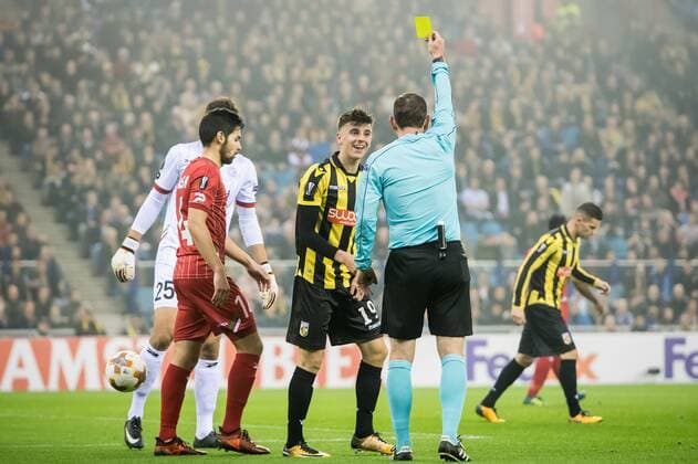 (L-R) Mason Mount of Vitesse, referee Yevhen Aranovskiy during the UEFA Europa League group K match between Vitesse Arnhem and sv Zulte Waregem at Gelredome on November 02, 2017 in Arnhem, The Netherlands UEFA Europa League 2017 2018 xVIxVIxImagesx xRonaldxBonestrooxIVx 9191972