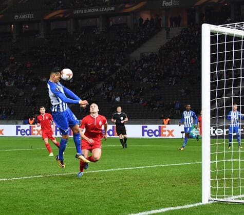 Fussball, Herren, Saison 2017 2018, UEFA Europa League (Gruppe J, 4. Spieltag), Hertha BSC - Sorja Luhansk, v. l. Davie Selke (Hertha BSC) erzielt das Tor zum 1:0 gegen Oleksandr Svatok (Sorja Luhansk) und Torwart Andriy Lunin (nicht im Bild, Sorja Luhansk), 02.11. 2017, Copyright: xMatthiasxKochx