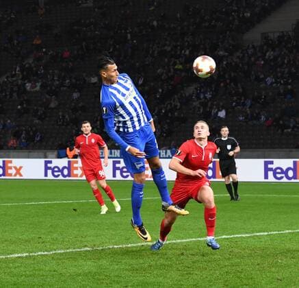 Fussball, Herren, Saison 2017 2018, UEFA Europa League (Gruppe J, 4. Spieltag), Hertha BSC - Sorja Luhansk, v. l. Davie Selke (Hertha BSC) erzielt das Tor zum 1:0 gegen Oleksandr Svatok (Sorja Luhansk) und Torwart Andriy Lunin (nicht im Bild, Sorja Luhansk), 02.11. 2017, Copyright: xMatthiasxKochx
