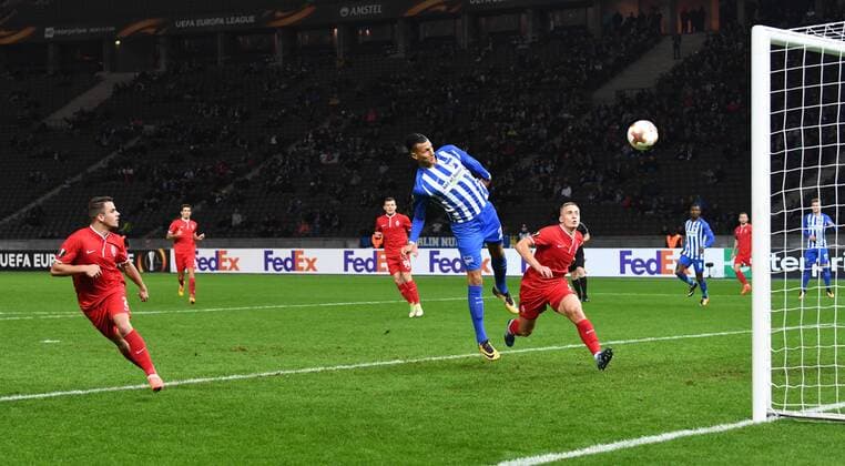 Fussball, Herren, Saison 2017 2018, UEFA Europa League (Gruppe J, 4. Spieltag), Hertha BSC - Sorja Luhansk, v. l. Davie Selke (Hertha BSC) erzielt das Tor zum 1:0 gegen Oleksandr Svatok (Sorja Luhansk) und Torwart Andriy Lunin (nicht im Bild, Sorja Luhansk), 02.11. 2017, Copyright: xMatthiasxKochx