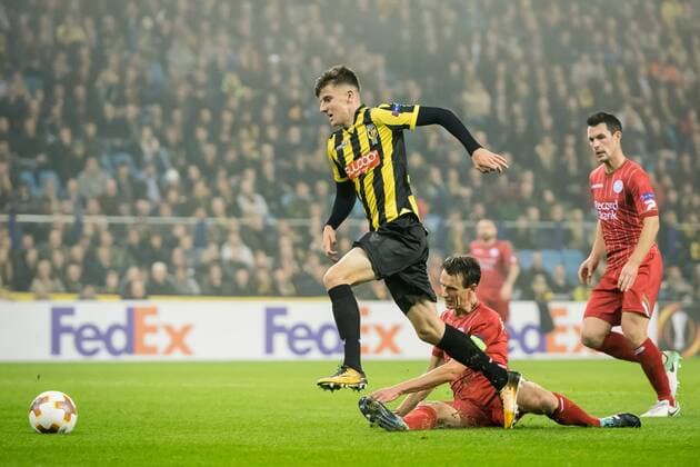 Mason Mount of Vitesse schwalbe during the UEFA Europa League group K match between Vitesse Arnhem and sv Zulte Waregem at Gelredome on November 02, 2017 in Arnhem, The Netherlands UEFA Europa League 2017 2018 xVIxVIxImagesx xRonaldxBonestrooxIVx 9191975