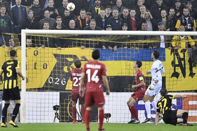 Essevee s Julien De Sart, Essevee s Davy De Fauw and Essevee s goalkeeper Louis Bostyn pictured in action during a soccer game between Dutch club SBV Vitesse and Belgian team SV Zulte Waregem, Thursday 02 November 2017 in Arnhem, The Netherlands, the fourth game of the group stage (Group K) of the UEFA Europa League competition. YORICKxJANSENS  x05193766x