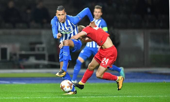 Themen der Woche - SPORT Bilder des Tages - SPORT Davie Selke (Hertha BSC), am Ball, hinten Dmytro Grechyshkin (Luhansk) Hertha BSC Berlin - Sorja Luhansk Europa League, Gruppenphase, 1. Spieltag, Fußball, Fussball, soccer, Herren, Männer, Maenner, Deutschland, Germany Berlin, 2.11.2017, Olympiastadion