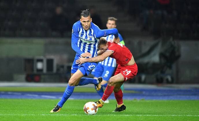 Davie Selke (Hertha BSC), am Ball, hinten Dmytro Grechyshkin (Luhansk) Hertha BSC Berlin - Sorja Luhansk Europa League, Gruppenphase, 1. Spieltag, Fußball, Fussball, soccer, Herren, Männer, Maenner, Deutschland, Germany Berlin, 2.11.2017, Olympiastadion