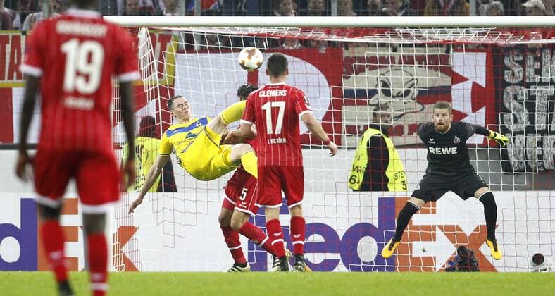 Köln, RheinEnergieStadion, 02.11.17: Nikolai Signevich (Bate Baryssau) (L) schiesst per Fallrückzieher das 2:1 Tor gegen Torwart Timo Horn (1.FC Köln) im Europaleague Spiel zwischen 1.FC Köln vs. BATE Baryssau in der Saison 2017 2018.