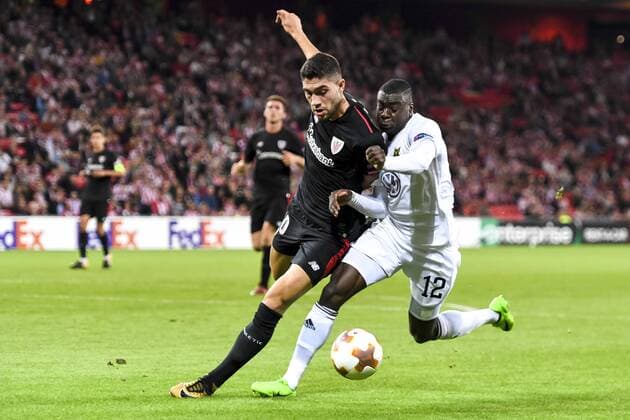 171102 Athletic Bilbaos Unai Nunez och Östersunds Ken Sema under fotbollsmatchen i Europa League mellan Athletic Bilbao och Östersund den 2 november 2017 i Bilbao.  Copyright: CARLxSANDIN BB171102CS024