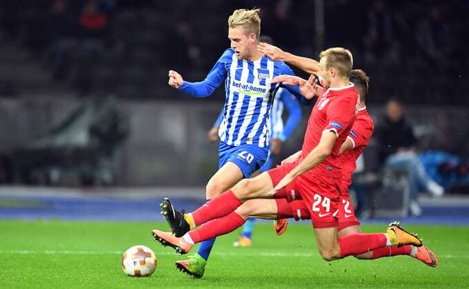 Arne Maier (Hertha BSC), am Ball, rechts Dmytro Gerwchyshkin und Artem Sukhotskiy (Luhansk) Hertha BSC Berlin - Sorja Luhansk Europa League, Gruppenphase, 1. Spieltag, Fußball, Fussball, soccer, Herren, Männer, Maenner, Deutschland, Germany Berlin, 2.11.2017, Olympiastadion
