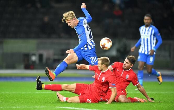 Arne Maier (Hertha BSC), am Ball, vorne Dmytro Gerwchyshkin und Artem Sukhotskiy (Luhansk) Hertha BSC Berlin - Sorja Luhansk Europa League, Gruppenphase, 1. Spieltag, Fußball, Fussball, soccer, Herren, Männer, Maenner, Deutschland, Germany Berlin, 2.11.2017, Olympiastadion
