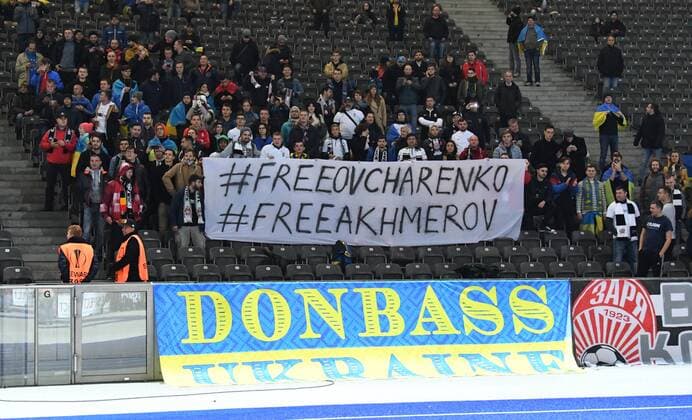 Fussball, Herren, Saison 2017 2018, UEFA Europa League (Gruppe J, 4. Spieltag), Hertha BSC - Sorja Luhansk, Fans von Luhansk mit politischer Botschaft, 02.11. 2017, Copyright: xMatthiasxKochx
