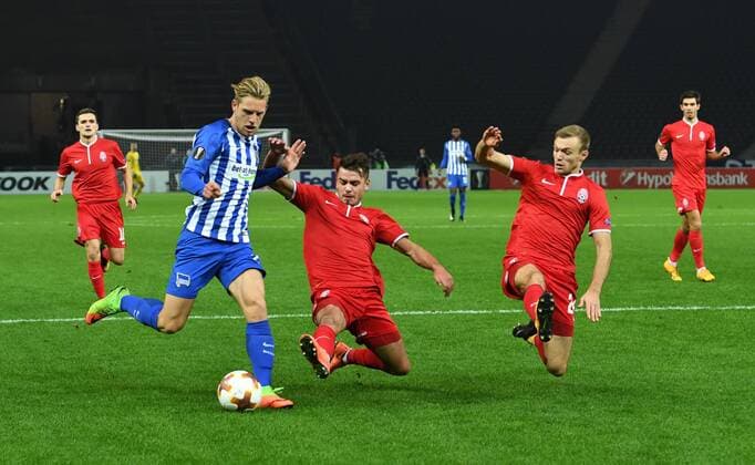 Fussball, Herren, Saison 2017 2018, UEFA Europa League (Gruppe J, 4. Spieltag), Hertha BSC - Sorja Luhansk, v. l. Arne Maier (Hertha BSC), Artem Sukhotskiy (Sorja Luhansk), Dmytro Grechyshkin (Sorja Luhansk), 02.11. 2017, Copyright: xMatthiasxKochx