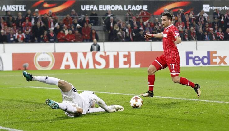 Köln, RheinEnergieStadion, 02.11.17: Christian Clemens (1.FC Köln) (R) einen Schritt zu spät nach dem Abpraller von Torwart Denis Scherbitski (Bate Baryssau) im Europaleague Spiel zwischen 1.FC Köln vs. BATE Baryssau in der Saison 2017 2018.