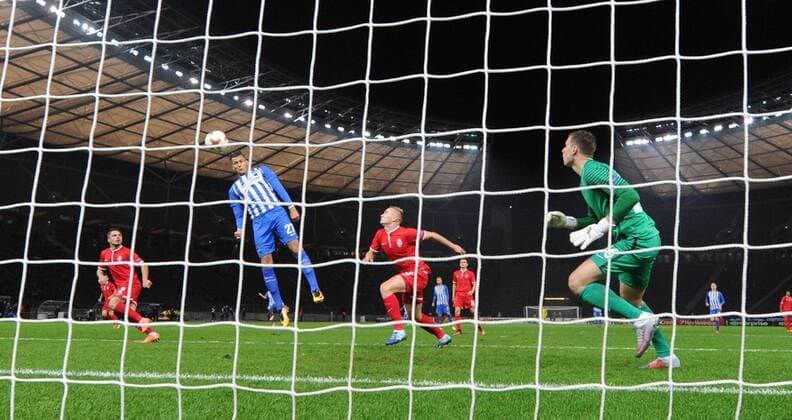 Fussball, Herren, Saison 2017 2018, UEFA Europa League (Gruppe J, 4. Spieltag), Hertha BSC - Sorja Luhansk, Davie Selke (2. v. l., Hertha BSC) erzielt das Tor zum 1:0 gegen Torwart Andriy Lunin (Sorja Luhansk), 02.11. 2017, Copyright: xMatthiasxKochx