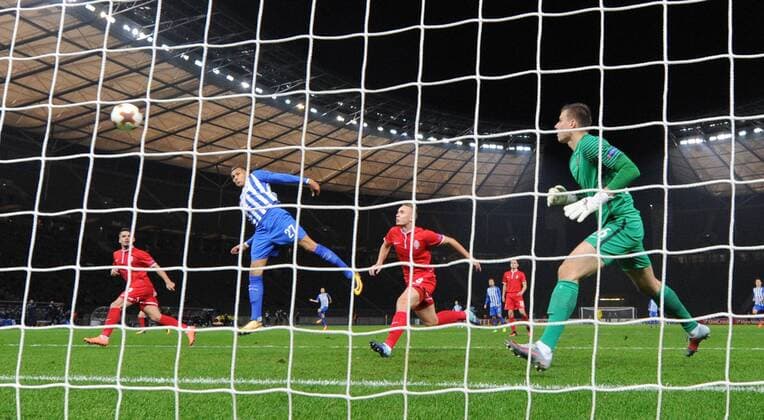 Bilder des Tages - SPORT Fussball, Herren, Saison 2017 2018, UEFA Europa League (Gruppe J, 4. Spieltag), Hertha BSC - Sorja Luhansk, Davie Selke (2. v. l., Hertha BSC) erzielt das Tor zum 1:0 gegen Torwart Andriy Lunin (Sorja Luhansk), 02.11. 2017, Copyright: xMatthiasxKochx