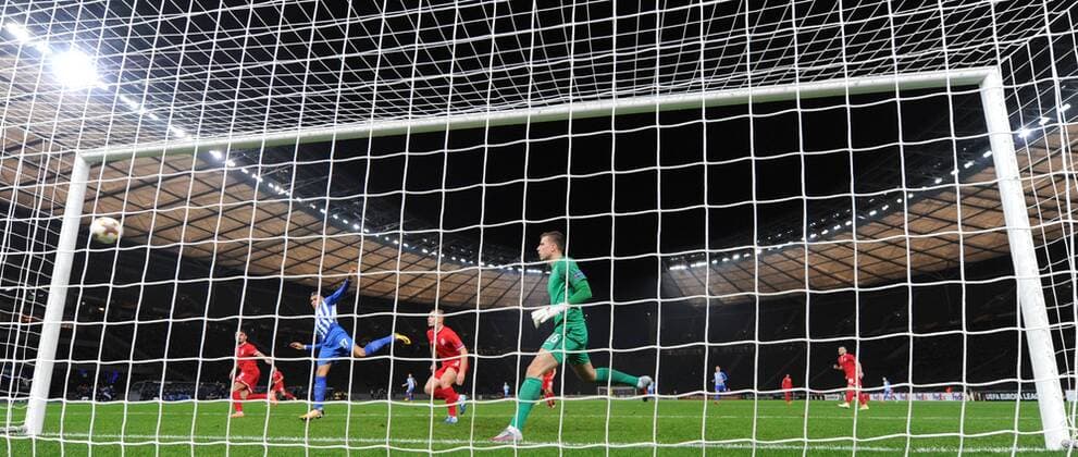 Fussball, Herren, Saison 2017 2018, UEFA Europa League (Gruppe J, 4. Spieltag), Hertha BSC - Sorja Luhansk, Davie Selke (2. v. l., Hertha BSC) erzielt das Tor zum 1:0 gegen Torwart Andriy Lunin (Sorja Luhansk), 02.11. 2017, Copyright: xMatthiasxKochx