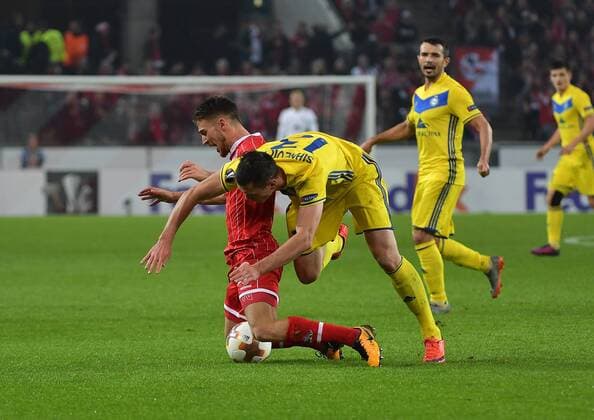 02.11.2017, xjpx, Fussball Europa League, 1.FC Koeln - BATE Baryssau, emspor v.l. Zweikampf zwischen Salih Özcan (Koeln) und Nikolai Signevich (Borisov) Koeln