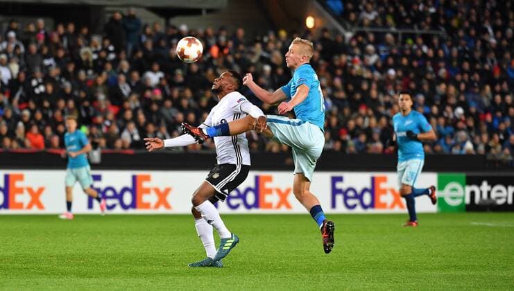 Fotball Menn UEFA Europa League Rosenborg - Zenit Lerkendal Stadium, Trondheim, Norway 2 november 2017 Rosenborgs Samuel Adegbenro (V) i duell med Zenit s Igor Smolnikov Foto : Arve Johnsen, Digitalsport 
