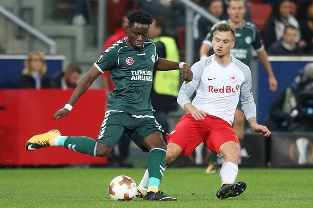 SOCCER - UEFA EL, RBS vs Konyaspor SALZBURG,AUSTRIA,02.NOV.17 - SOCCER - UEFA Europa League, group stage, Red Bull Salzburg vs Atiker Konyaspor. Image shows Wilfried Moke (Konyaspor) and Fredrik Gulbrandsen (RBS). GEPAxpictures xMathiasxMandl