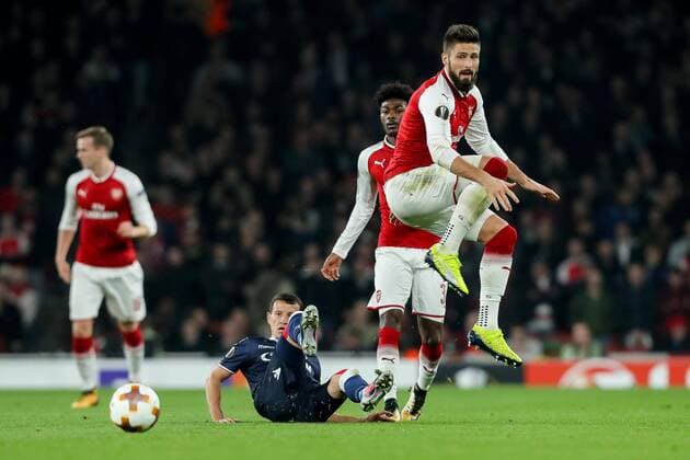 London, England 02.11.2017, UEFA Europa League - 2017 18 Season, Gruppe H - 4.Spieltag, FC Arsenal - Roter Stern Belgrad , Slavoljub Srnic (Belgrad) und Olivier Giroud (AFC) im Zweikampf ( DeFodi048