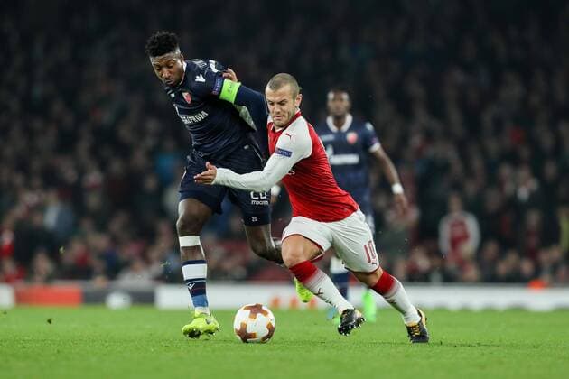 London, England 02.11.2017, UEFA Europa League - 2017 18 Season, Gruppe H - 4.Spieltag, FC Arsenal - Roter Stern Belgrad , Mitchell Donald (Belgrad) und Jack Wilshere (AFC) im Zweikampf ( DeFodi048