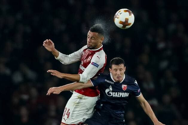 London, England 02.11.2017, UEFA Europa League - 2017 18 Season, Gruppe H - 4.Spieltag, FC Arsenal - Roter Stern Belgrad , Francis Coquelin (AFC) und Slavoljub Srnic (Belgrad) im Zweikampf ( DeFodi048