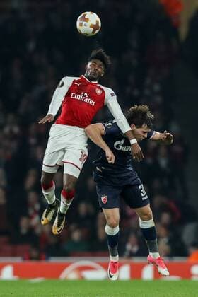 Bilder des Tages - SPORT London, England 02.11.2017, UEFA Europa League - 2017 18 Season, Gruppe H - 4.Spieltag, FC Arsenal - Roter Stern Belgrad , Ainsley Maitland-Niles (AFC) und Filip Stojkovic (Belgrad) im Zweikampf ( DeFodi048